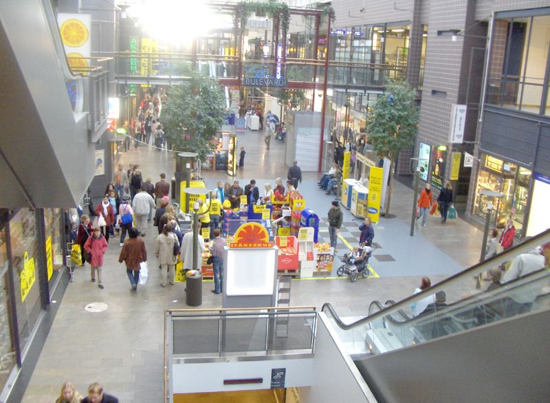 Покупатели в торговом центре Итакескус в городе Хельсинки