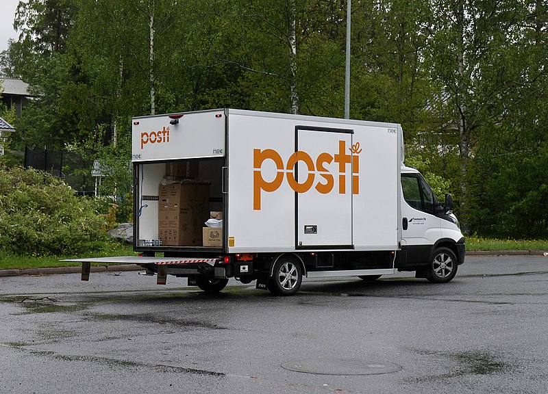 Почтовый автомобиль Posti в Финляндии