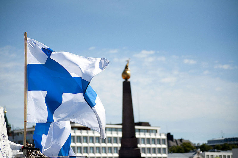 Финский флаг на одном из зданий в Хельсинки