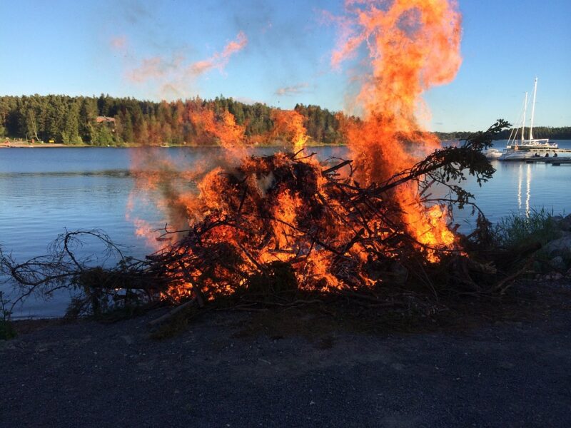 Традиция сожжения костра на праздник Иванов День в Финляндии