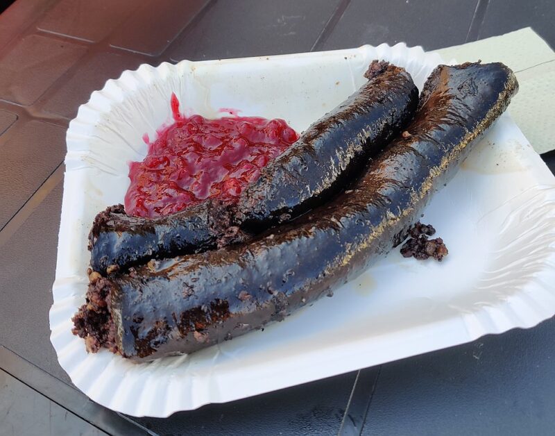 Финская кровяная колбаса Mustamakkara с брусничным соусом