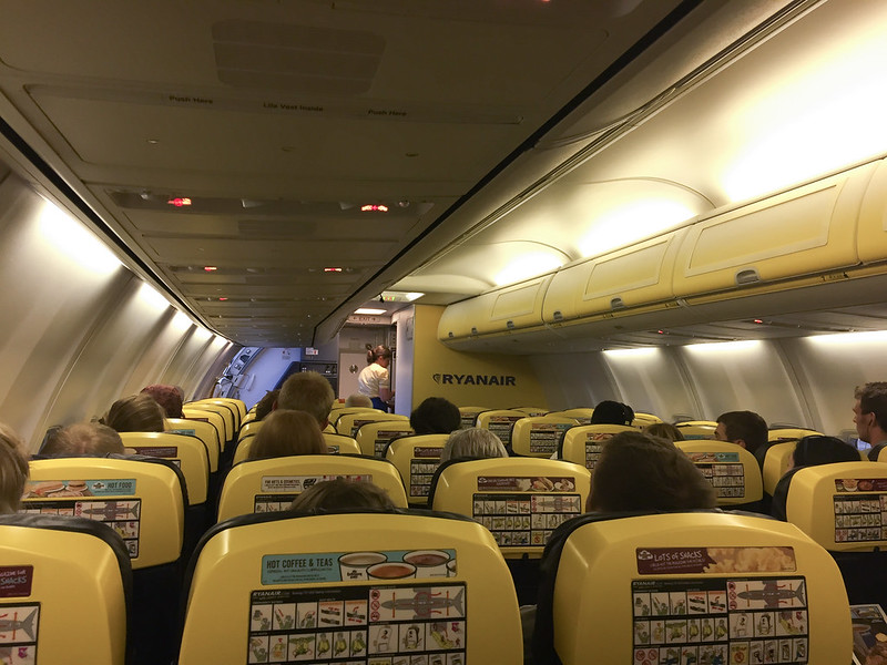 Пассажиры в самолете авиакомпании Ryanair