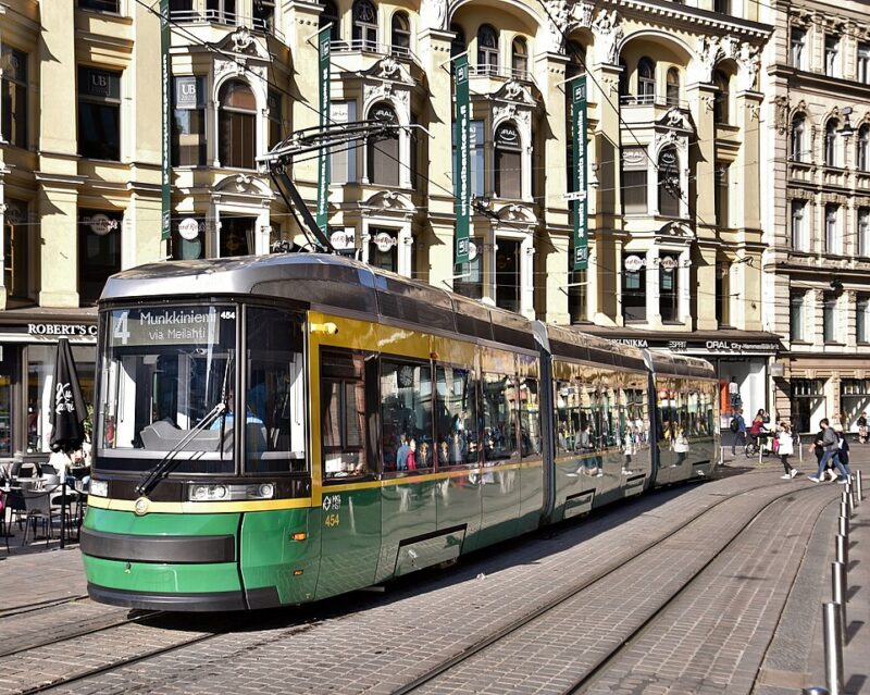 Трамвай с номером 454 на улице Aleksanterinkatu в Хельсинки