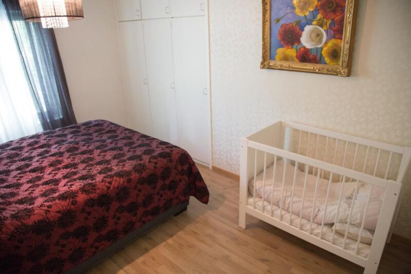 Детская кроватка в коттедже Holiday home in Kuusankoski 3*
