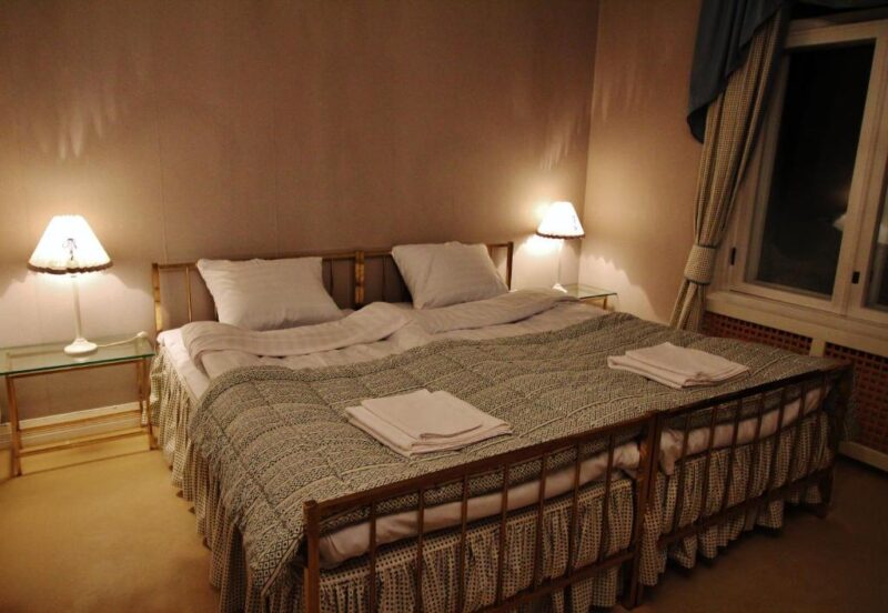 Двухспальная кровать в номере отеля Kymin Huvila