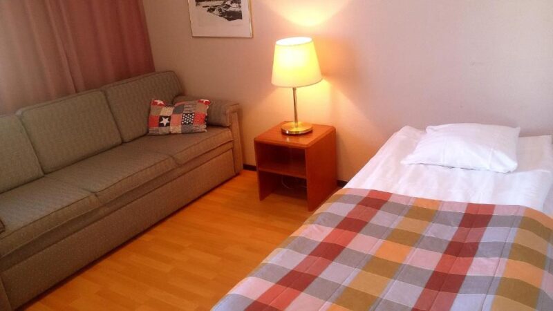 Односпальная кровать в отеле Sommelo 3*