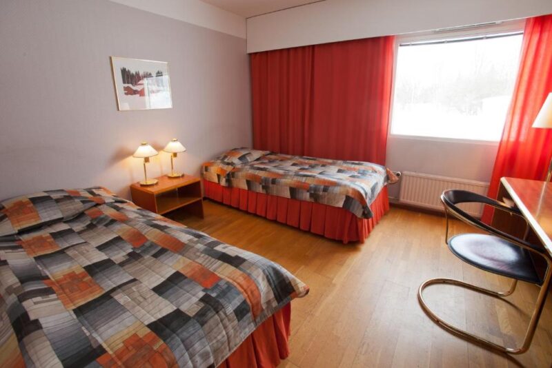 Односпальные кровати в номере отеля Sommelo 3*
