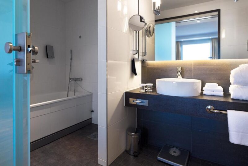 Ванная комната в отеле Hilton Helsinki Kalastajatorppa 5*