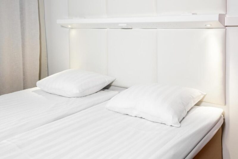 Двухспальная кровать в отеле Helsinki Lönnrotinkatu 3*