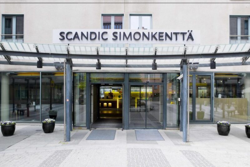 Центральный вход в отель Scandic Simonkenttä 4*