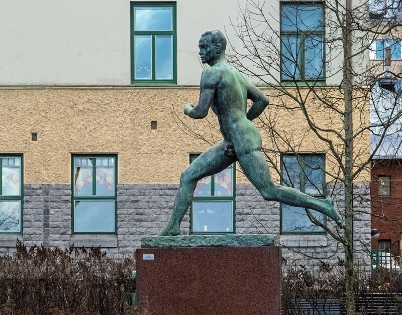 Памятник Пааво Нурми в городе Хельсинки