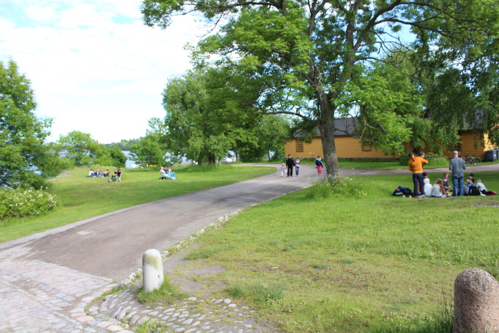Пикник в крепости Суоменлинна в городе Хельсинки