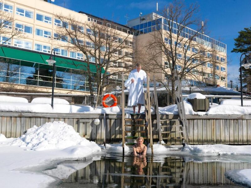 Гости отеля Ruissalo Sра 4* купаются зимой