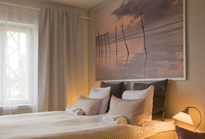 Двухспальная кровать в апартаментах Borent Suite 4*