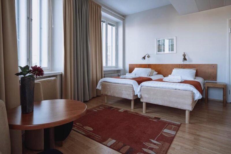 Односпальные кровати в отеле Hotelli Helmi 3*