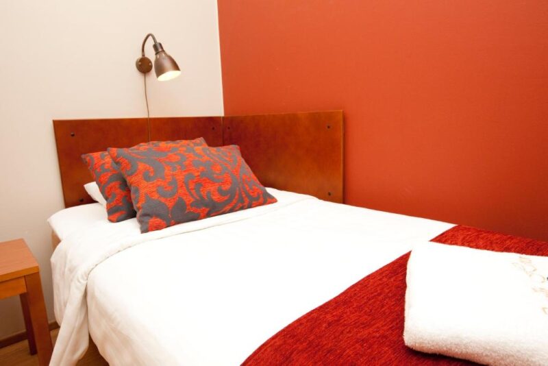 Кровать в номере отеля Hotelli Helmi 3*