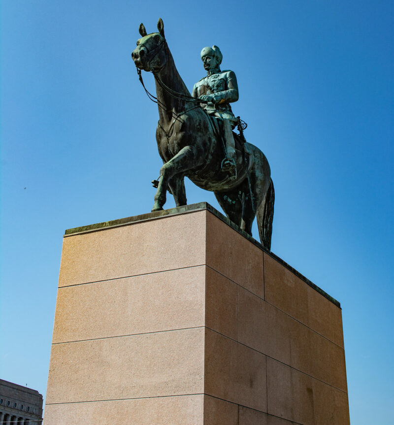 Памятник Карлу Густаву Маннергейму в финском городе Хельсинки