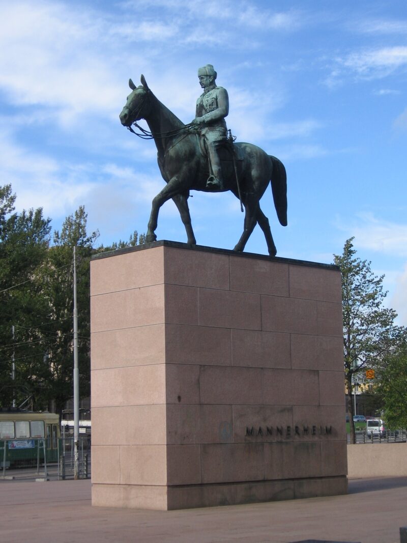 Монумент Карлу Густаву Маннергейму в городе Хельсинки
