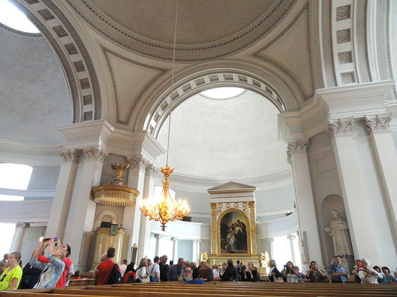Туристы в Кафедральном соборе Хельсинки