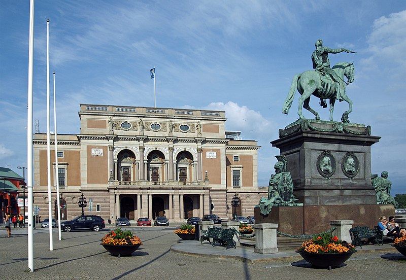 Королевская опера в Стокгольме и памятник Густаву II Адольфу