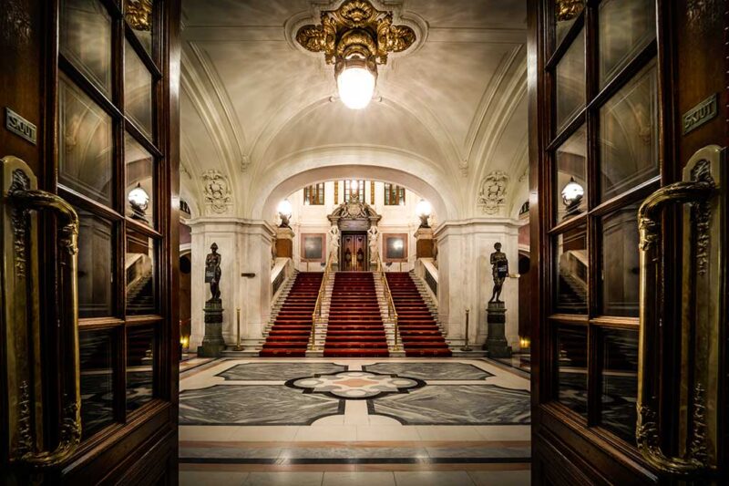 Центральный вход в Королевскую оперу в Стокгольме