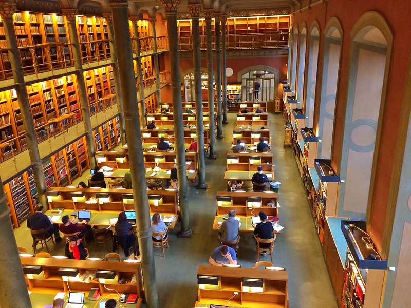 Читатели в национальной библиотеке Швеции в Стокгольме