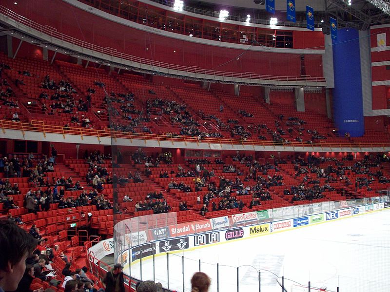 Зрители на хоккейном матче на Глобен Арена в Стокгольме