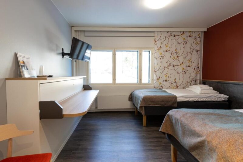 Односпальные кровати в хостеле Linnasmäki